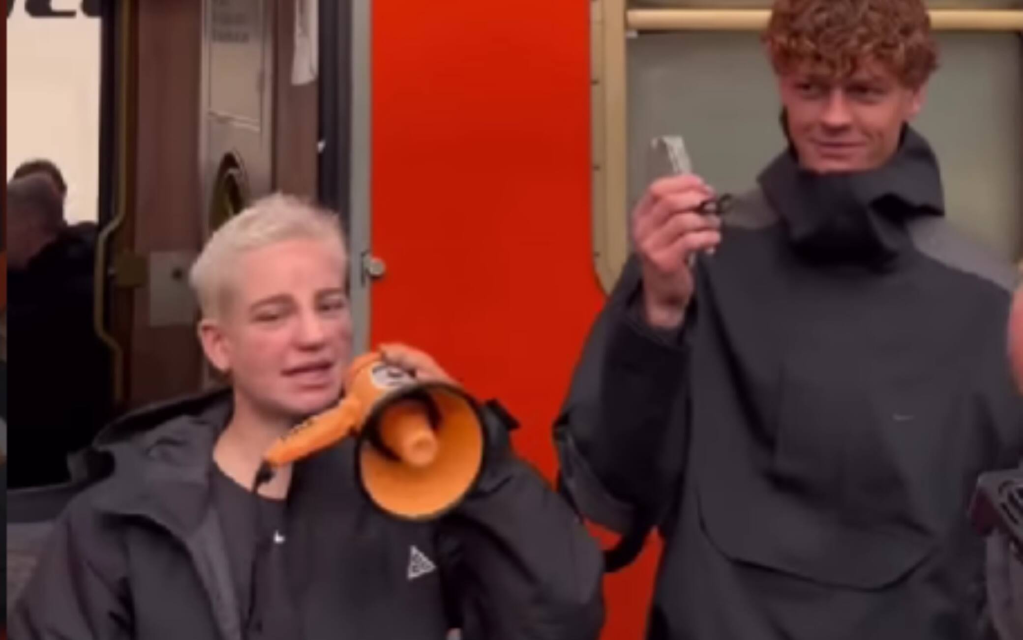 Sinner e Bebe Vio controllori su un treno diretto alle Olimpiadi. Video 