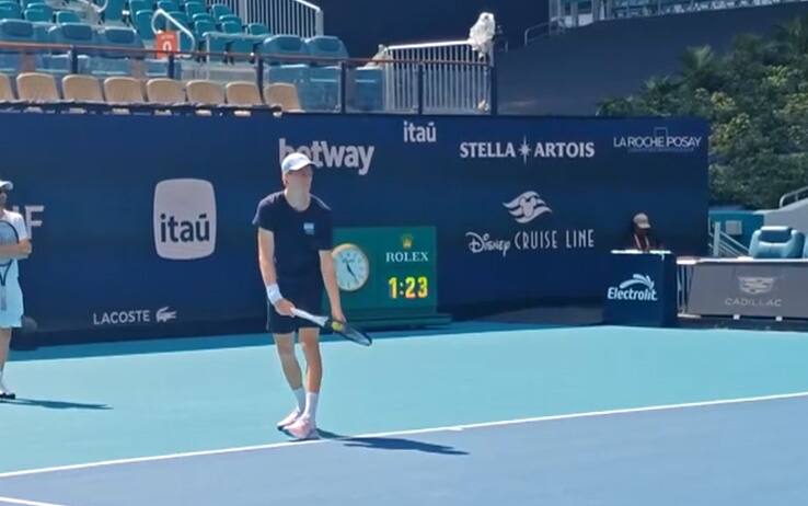 Sinner, il warm up prima del quarto all'Atp Miami con Tiafoe. VIDEO