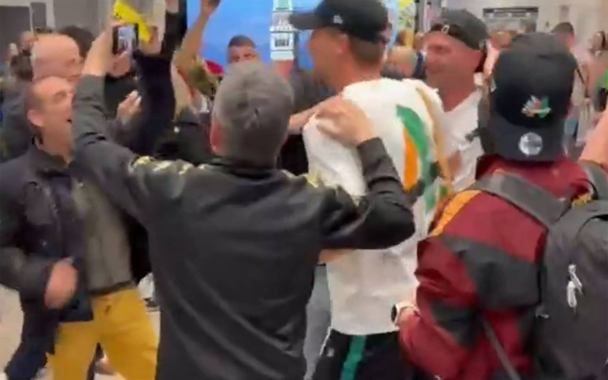 Il Venezia torna in Serie A: festa promozione coi tifosi in aeroporto