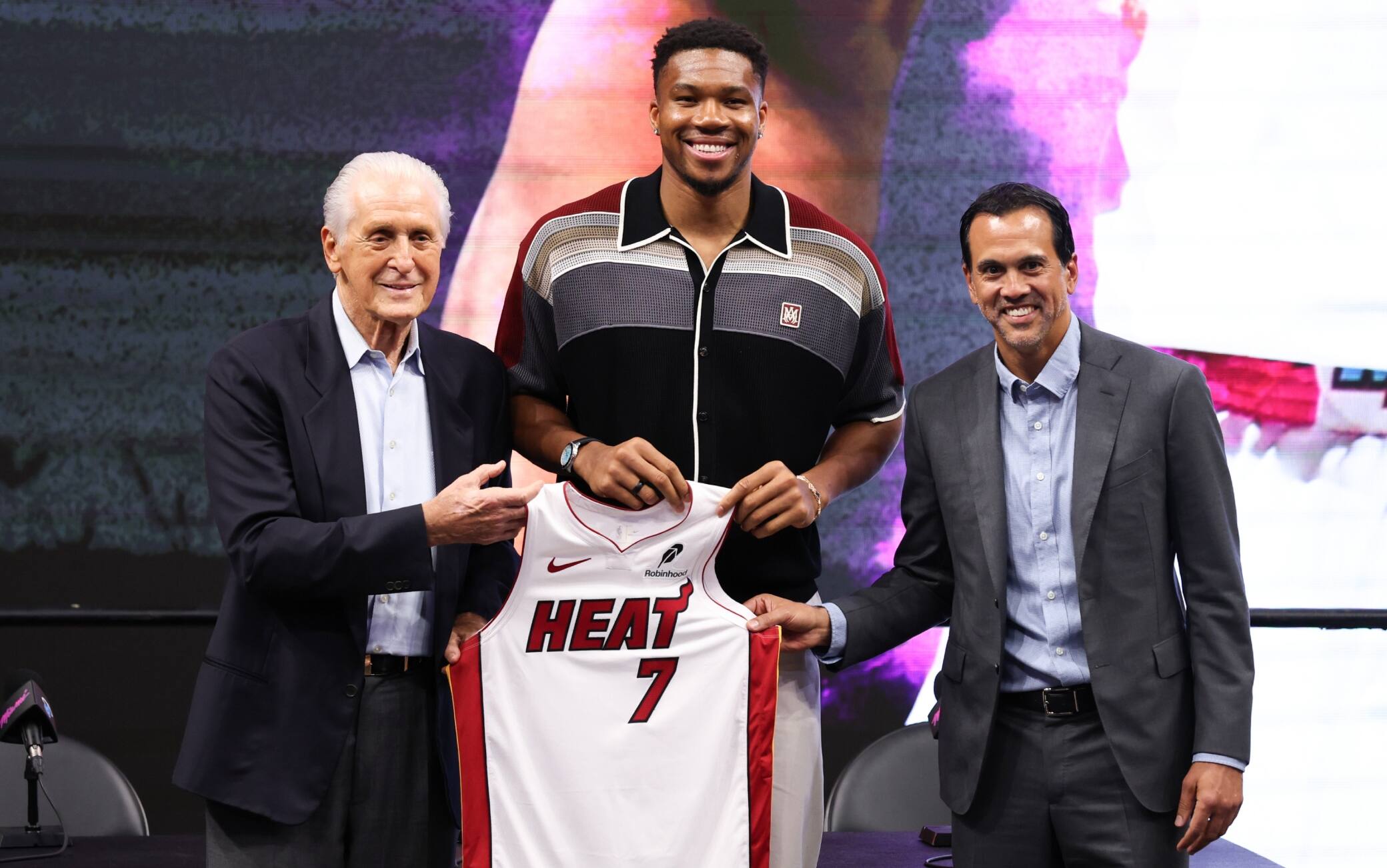Nba, Giannis: "Amo la pressione, a Miami per vincere". Riley apre al ritorno di LeBron?