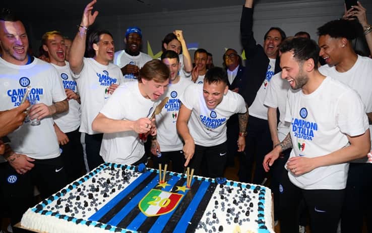 Scudetto Inter: il taglio della torta dei giocatori