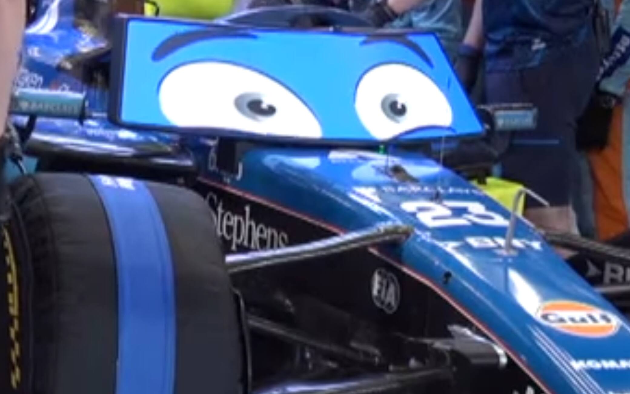 F1, il porta monitor di Albon nei test in Bahrain è incredibile! VIDEO