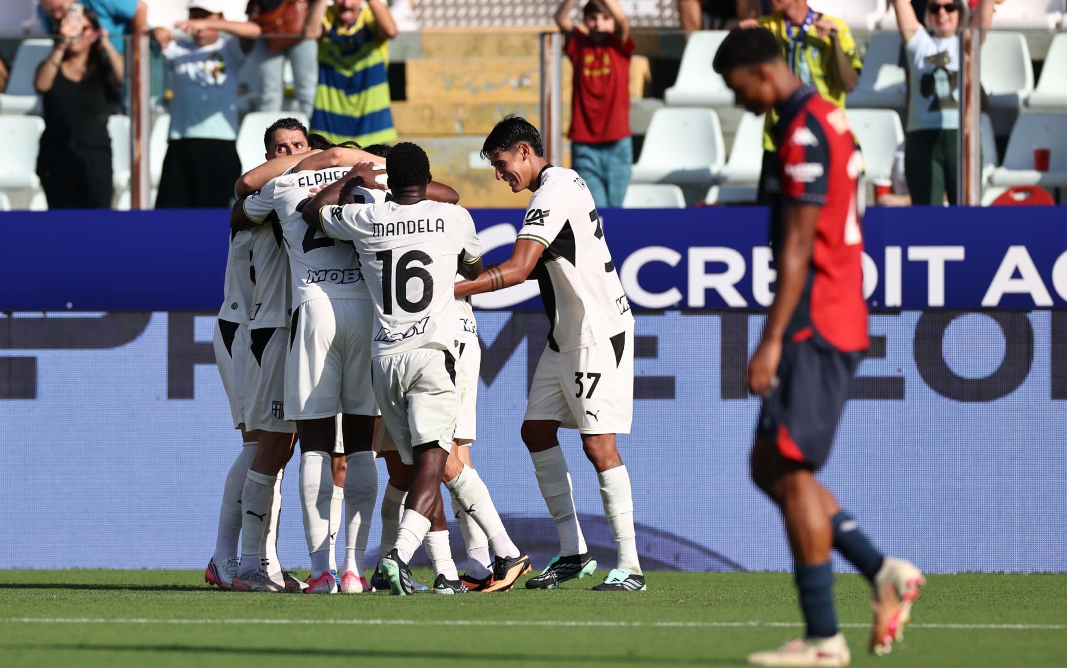 Parma-Genoa 2-1: il gol di Almqvist regala la prima vittoria ai gialloblù