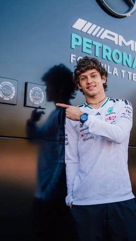 Antonelli attacca la targa da vincitore nella sede Mercedes