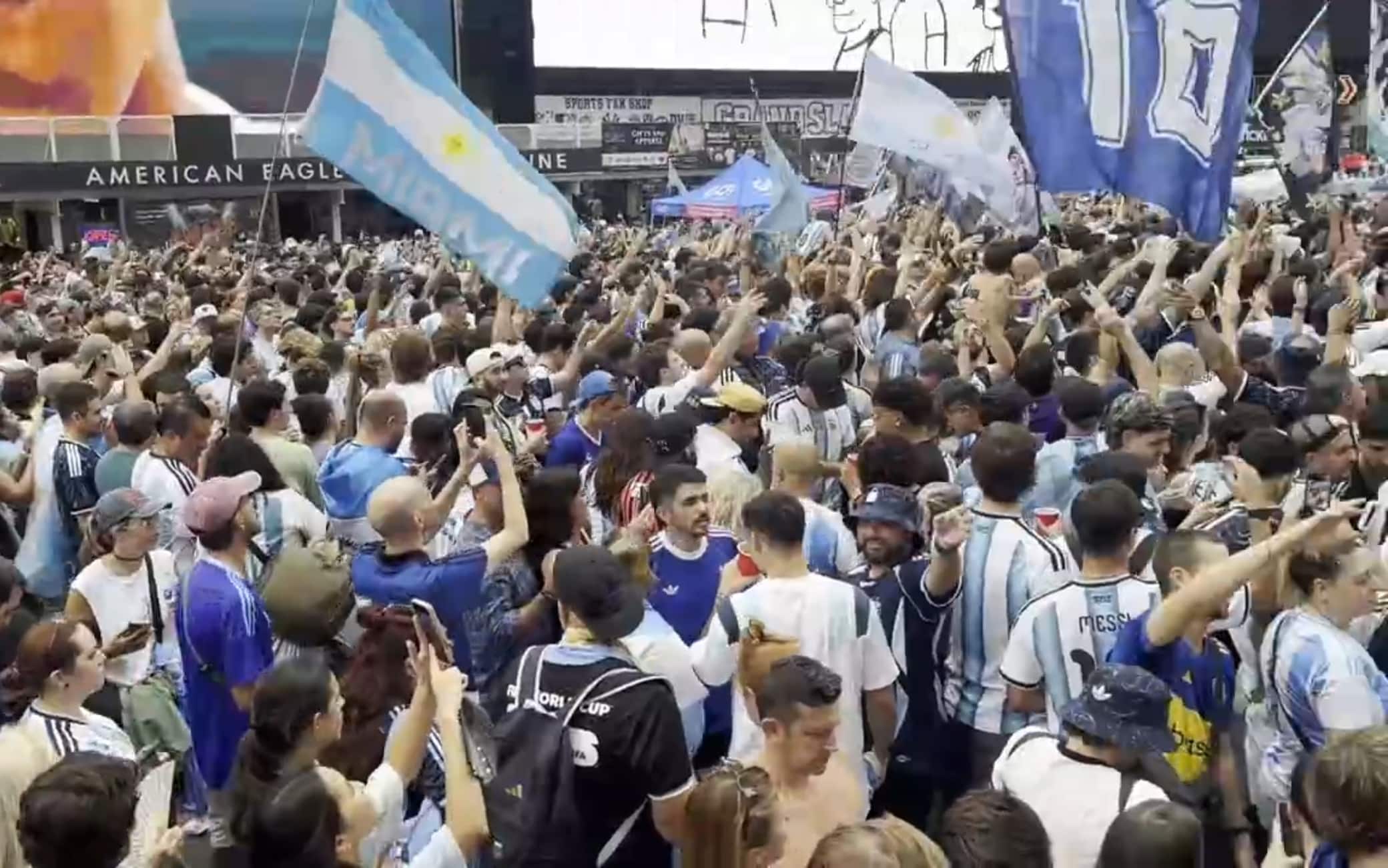 Spagna-Argentina, i tifosi dell'Albiceleste invadono Times Square in vista della finale