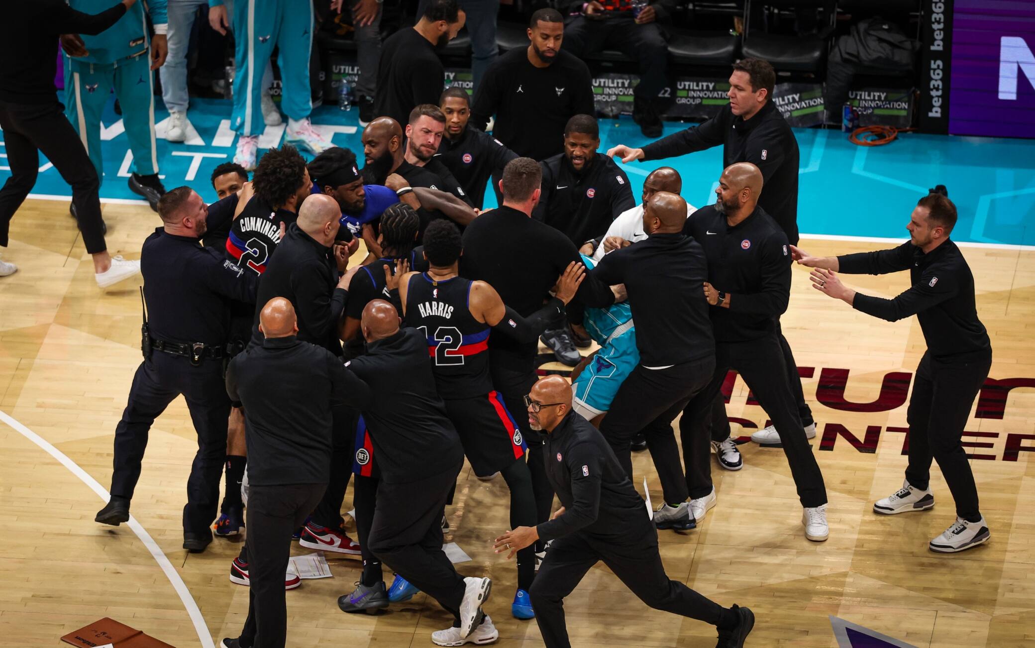 NBA, tra Hornets e Pistons si scatena la rissa: un minuto di caos e quattro espulsi
