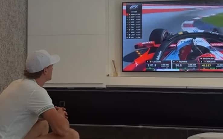 Sinner, non solo Wimbledon. Guarda Kimi e le Ferrari in tv al GP Austria. VIDEO
