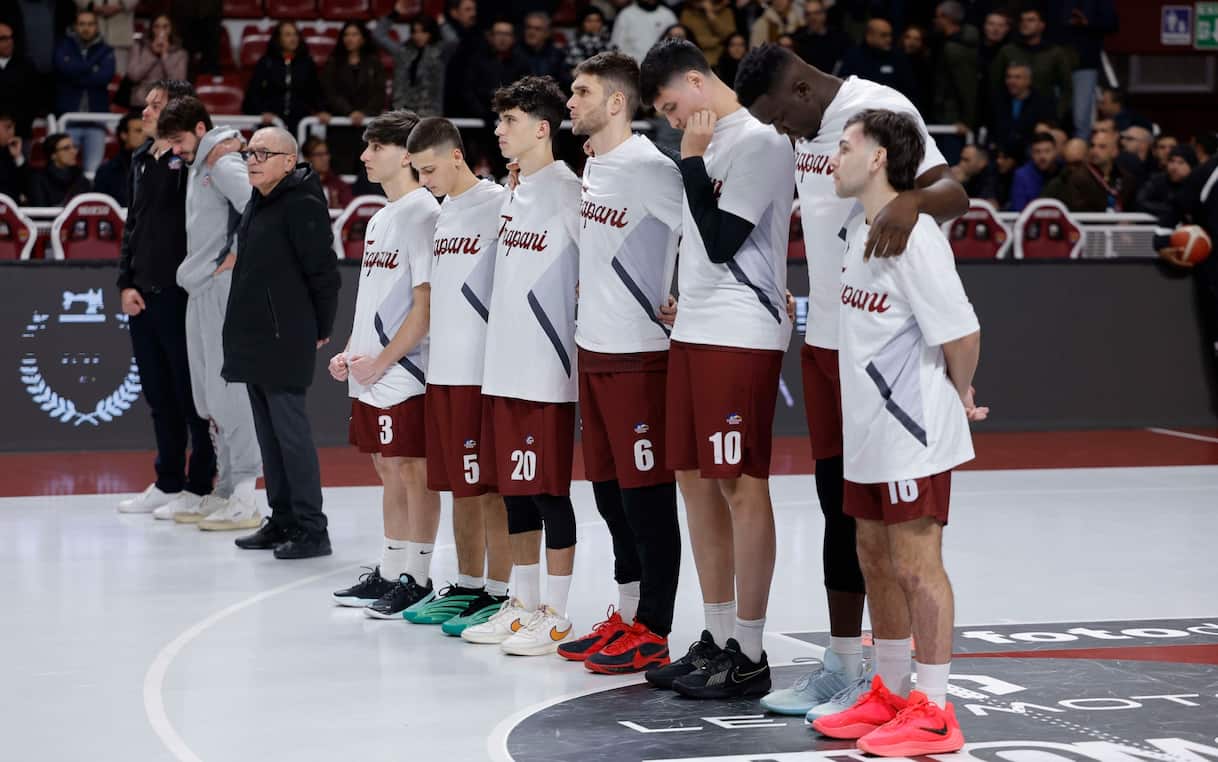 https://sport.sky.it/assets/images/2d6009e982eec3c2094b27661c8b98978cb74590/skysport/it/basket/2026/01/12/trapani-shark-lba-fip-esclusione-campionato-basket/trapani_ciamillo.jpg?im=Resize,width=1218