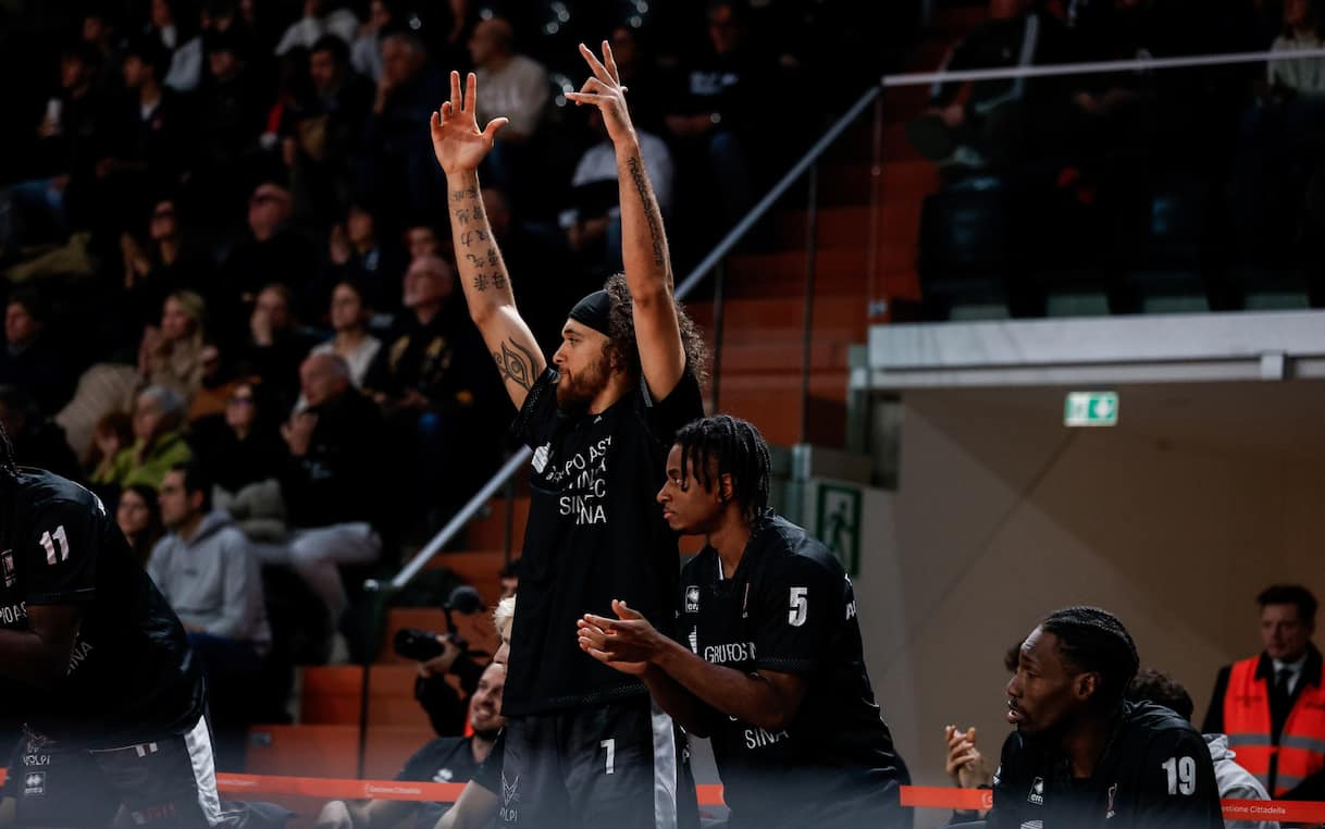 https://sport.sky.it/assets/images/2ee2088d2819612b7ddf0b978dd83802fc2bc9f4/skysport/it/basket/2025/12/06/lba-giornata-10-partite-presentazione/Ezra_Mannion_Ciamillo-Castoria_tortona.jpg?im=Resize,width=1218