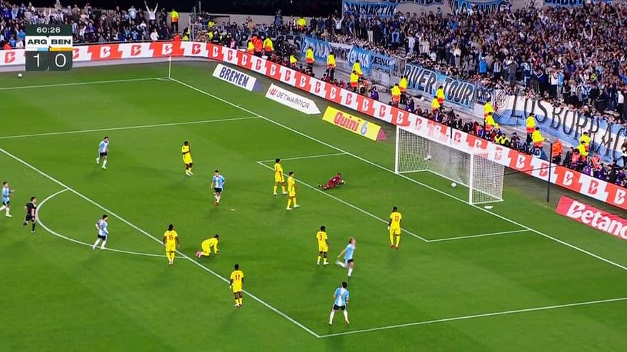 Nico Paz show: pennellata alla Messi davanti a Messi