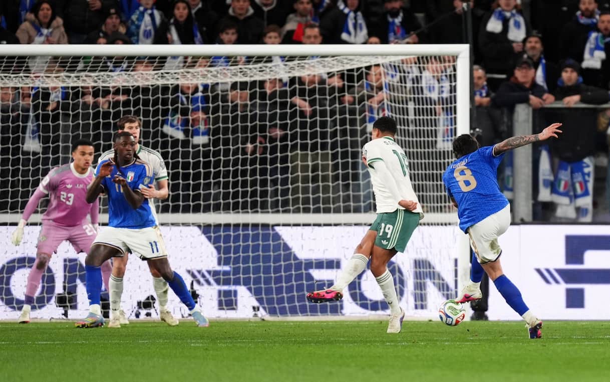 Sandro Tonali festeggia il gol del vantaggio azzurro