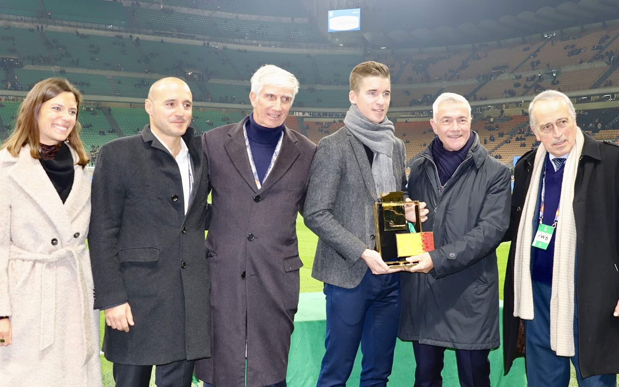 La consegna del Premio Campanati a Francois Letexier, miglior arbitro degli Europei 2024