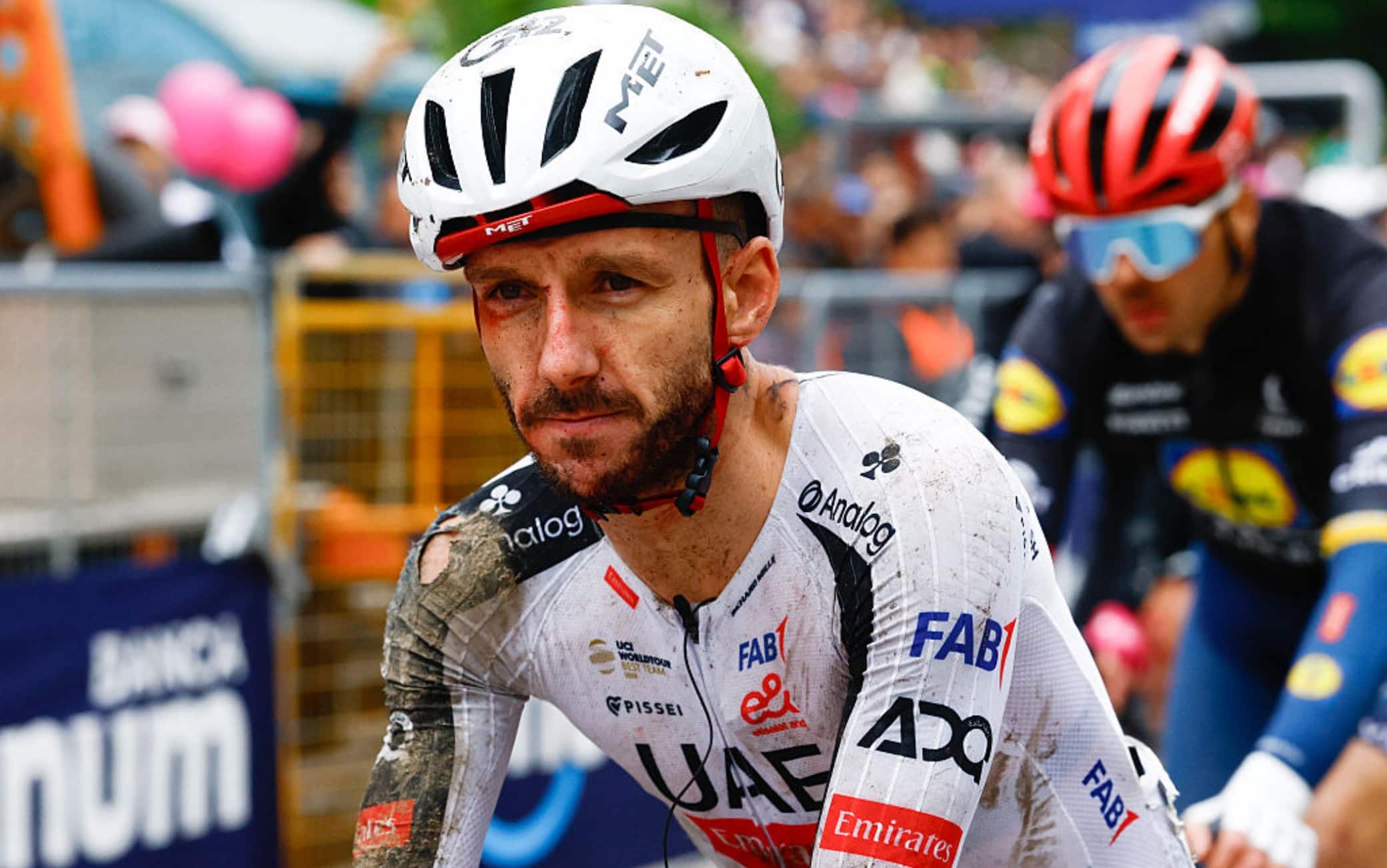 Adam Yates si arrende: ritiro per il capitano della UAE