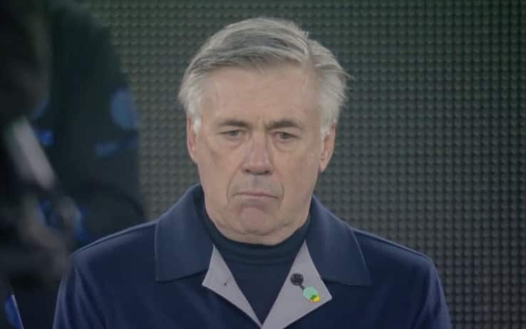 Ancelotti commosso durante il minuto di raccoglimento per Maradona