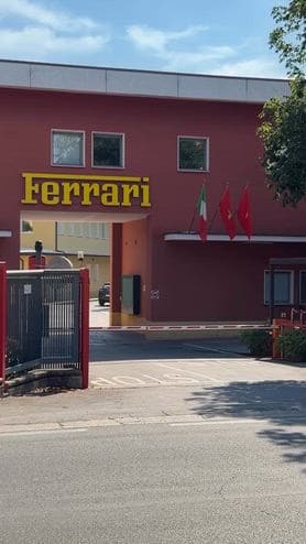 F1, bandiere issate a Maranello dopo la vittoria di Leclerc
