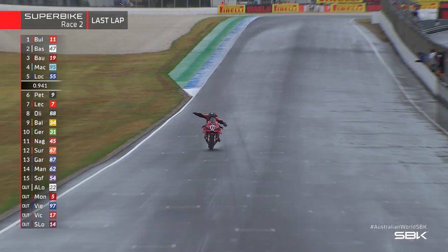 Bulega vince gara 2: l'ultimo giro a Phillip Island