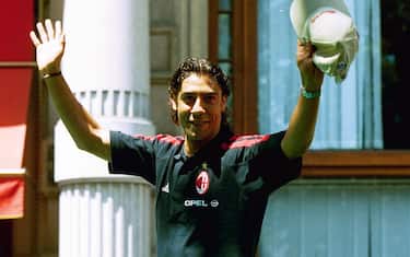Rui Costa alla sua presentazione da giocatore del Milan nel 2001