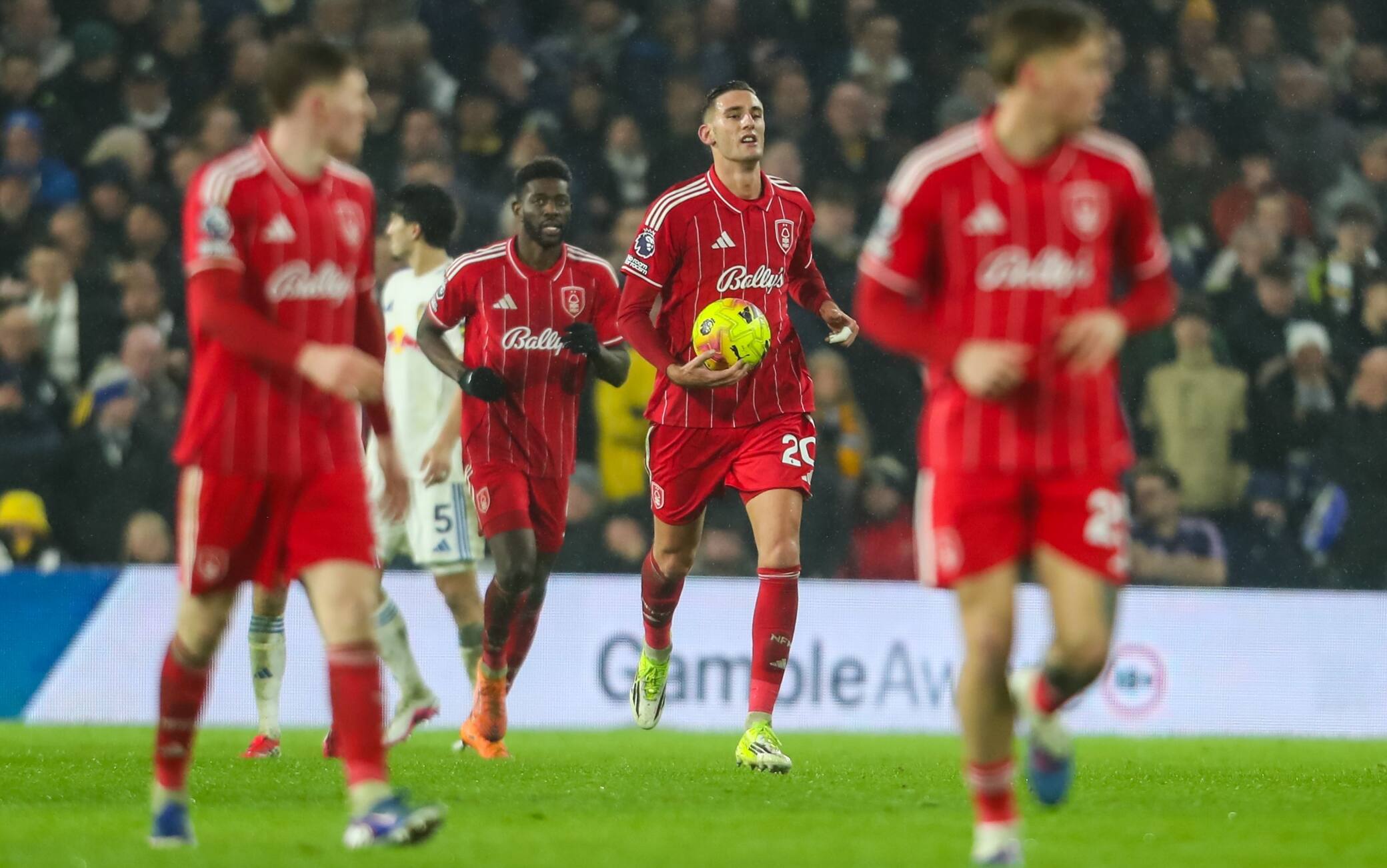 Lorenzo Lucca, gol all'esordio in Premier con il Nottingham Forest per l'ex Napoli. VIDEO
