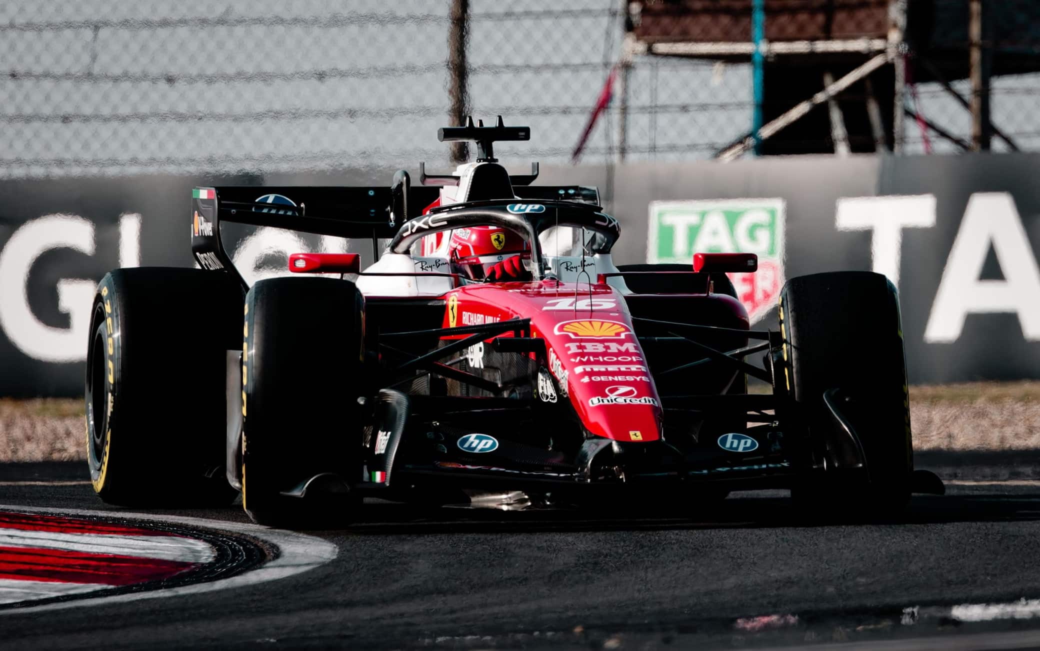 Ferrari, Leclerc via radio: "Che diavolo succede? Persi 4 decimi..."
