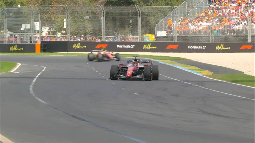 Hamilton is back: ha questa Ferrari in mano e si vede