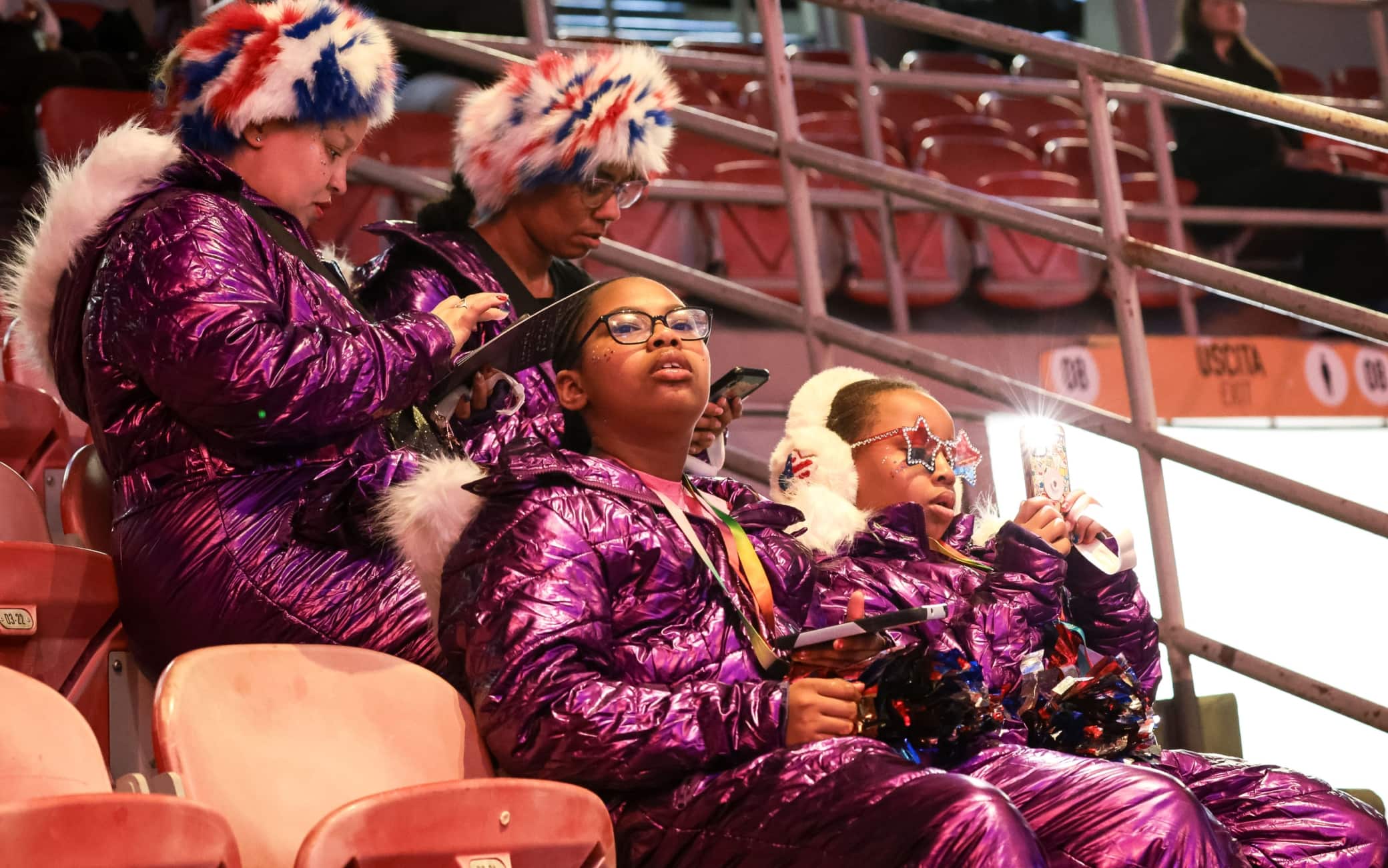 I primi spettatori dentro lo stadio