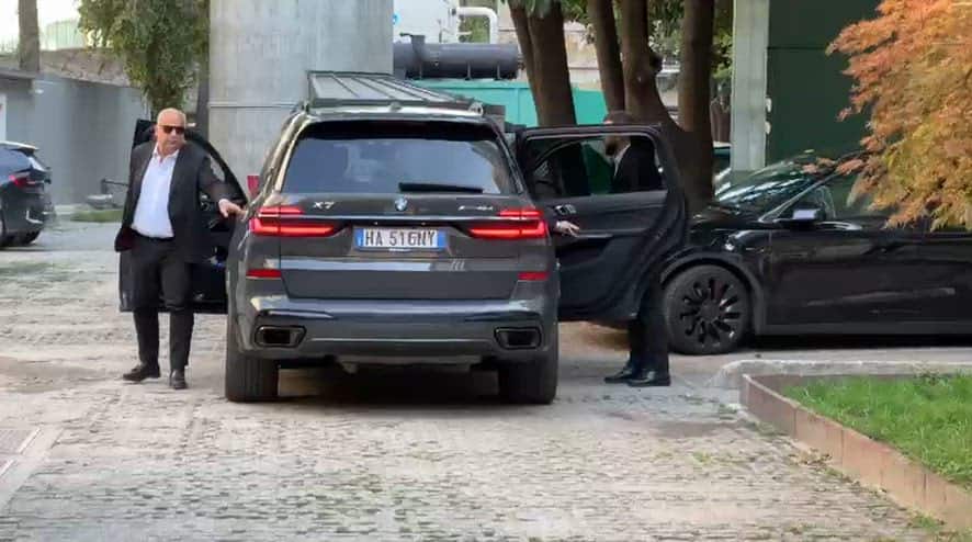Milan, l'arrivo di Hutchinson per le visite mediche