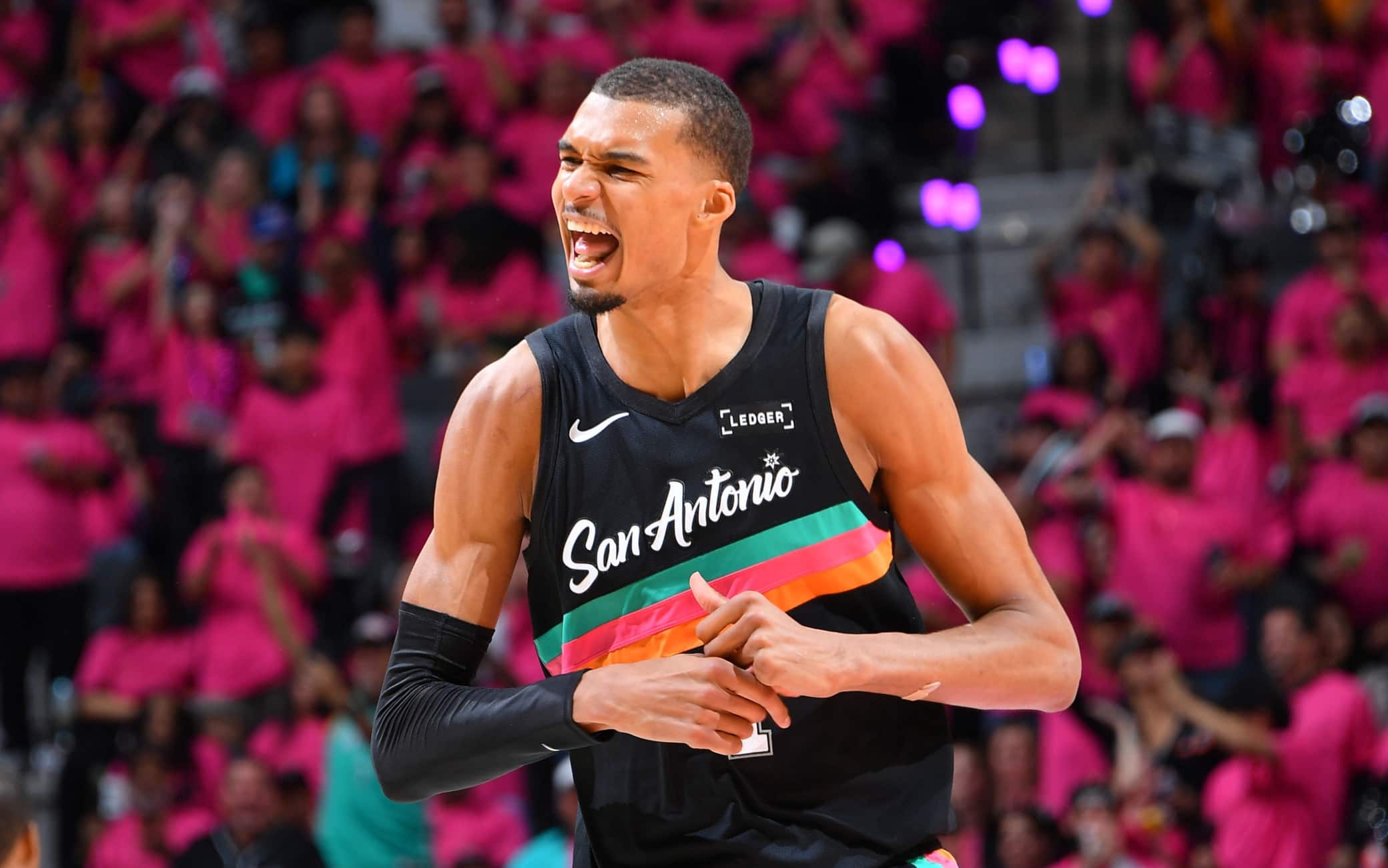 NBA, Wembanyama fa subito la storia: 35 punti, battuto Tim Duncan al debutto ai playoff