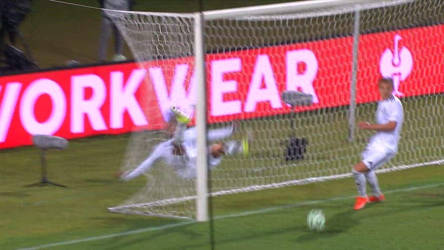 Saintini salva la vittoria… ma che scontro contro il palo!
