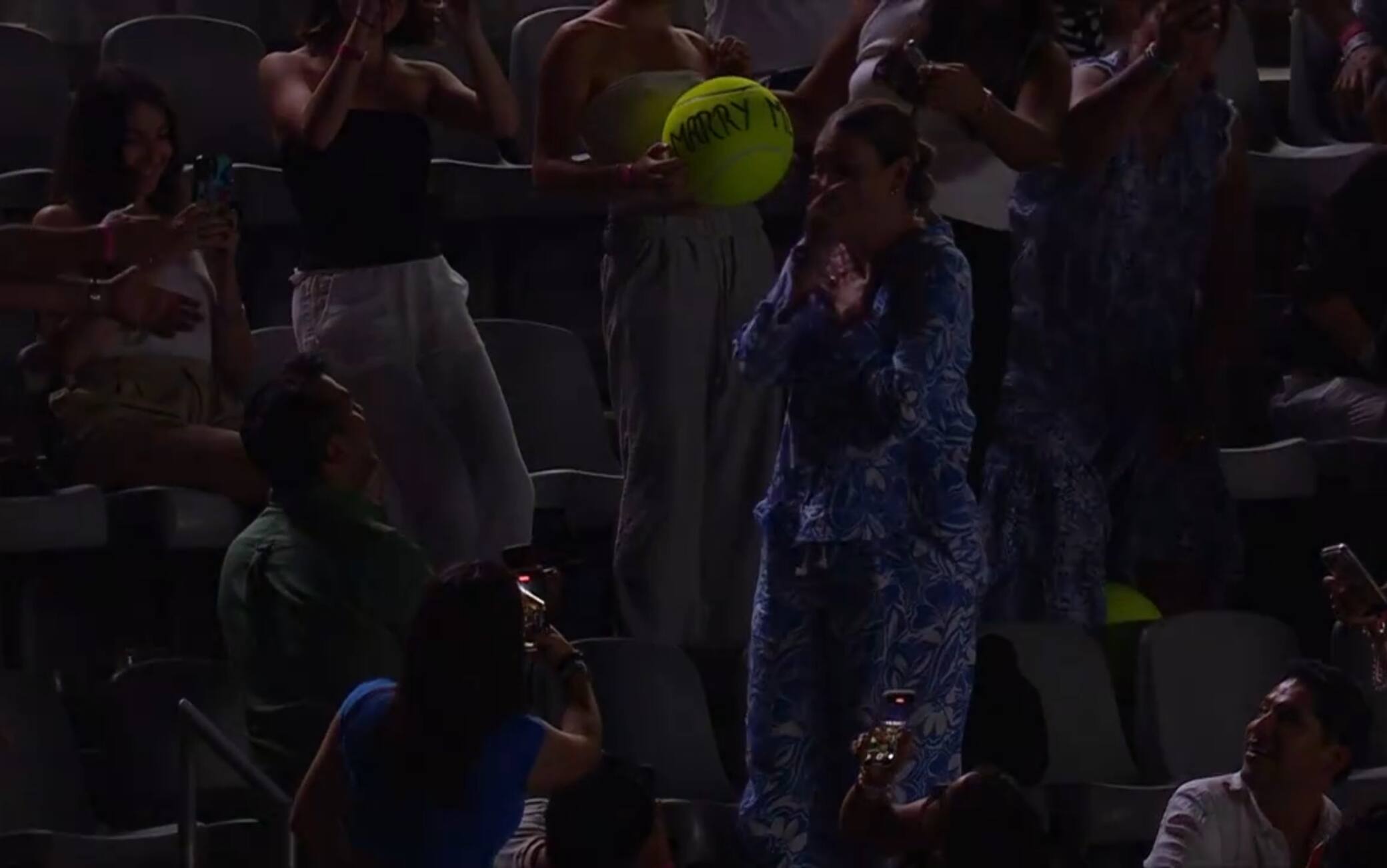 "Vuoi sposarmi?", la proposta di matrimonio durante la finale Cobolli-Tiafoe. Video