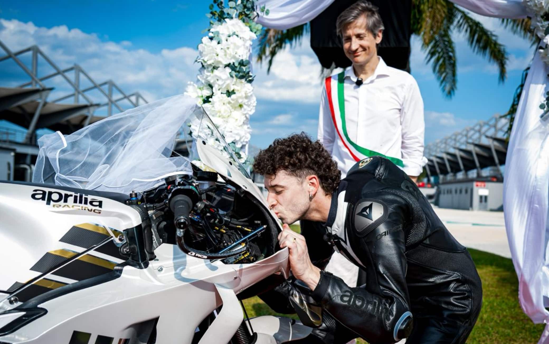 MotoGP, Bezzecchi rinnova con Aprilia fino al 2028: le FOTO del matrimonio