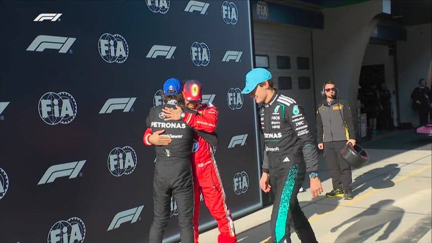 Hamilton abbraccia Kimi Antonelli dopo la pole in Cina