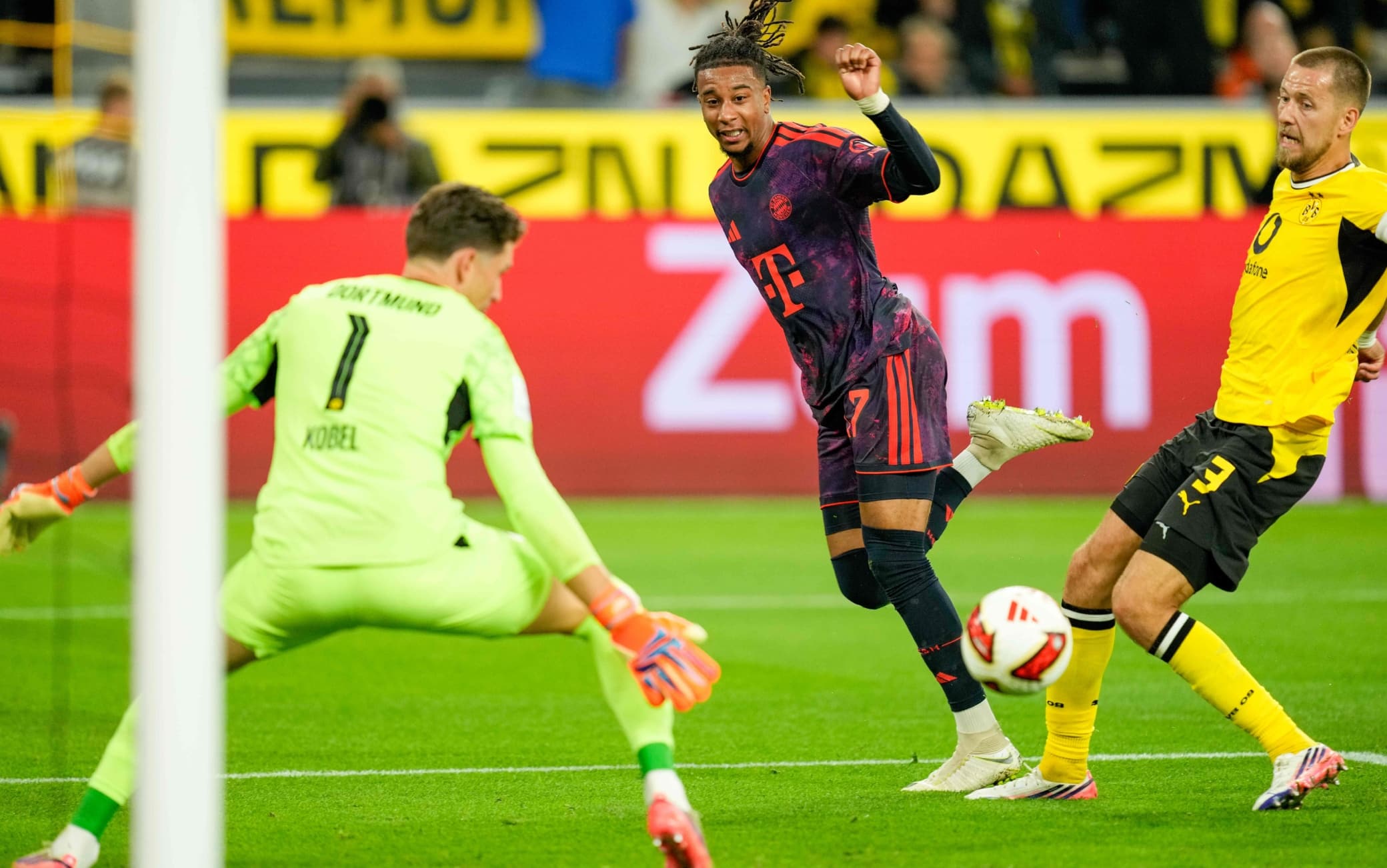 Olise, super gol in Borussia-Dortmund: accelerazione e gran tocco d'esterno. VIDEO