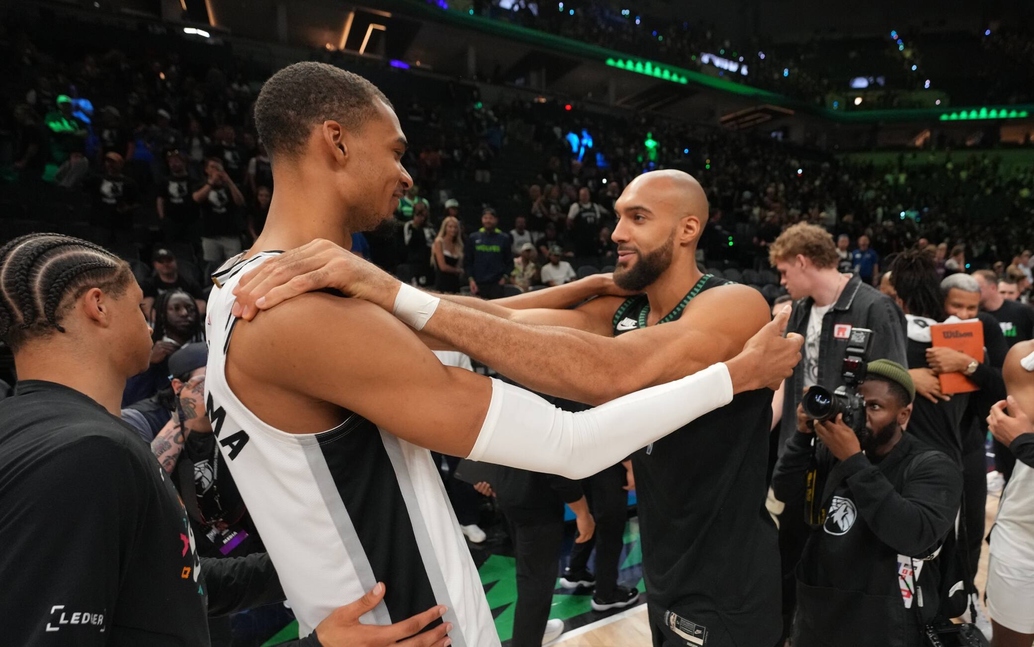 NBA, dopo la battaglia arriva l'abbraccio tra Wembanyama e Gobert. VIDEO