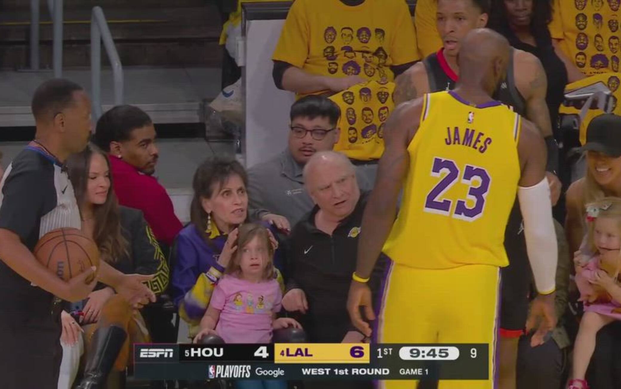 NBA, LeBron devia la palla, colpisce una piccola tifosa e corre a scusarsi. VIDEO