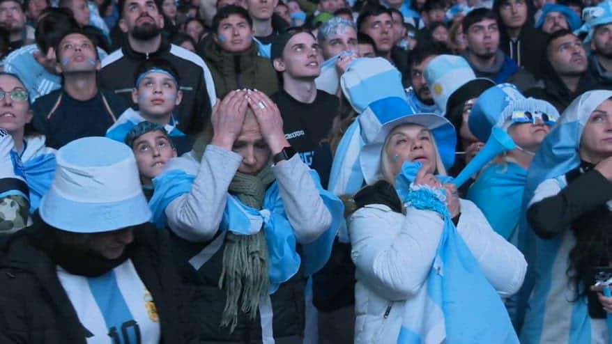 La delusione dei tifosi argentini al gol di Ferran Torres