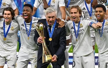epa11784377 Team of Real Madrid celebrates with their trophy after winning the FIFA Intercontinental Cup 2024 final match between Real Madrid and Pachuca in Lusail, Qatar, 18 December 2024.  EPA/NOUSHAD THEKKAYIL
