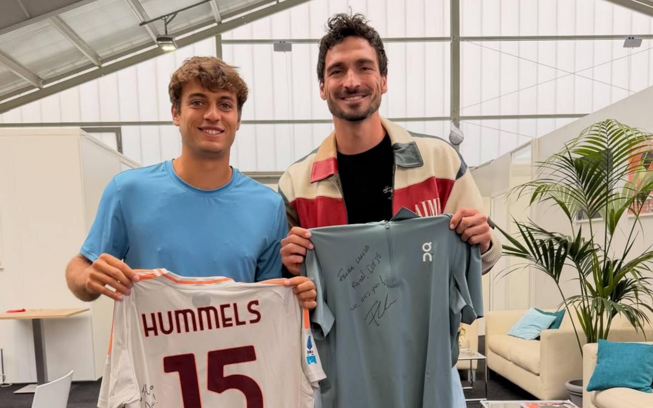 Scambio di maglie a tinte giallorosse: l'incontro tra Cobolli e Hummels a Monaco