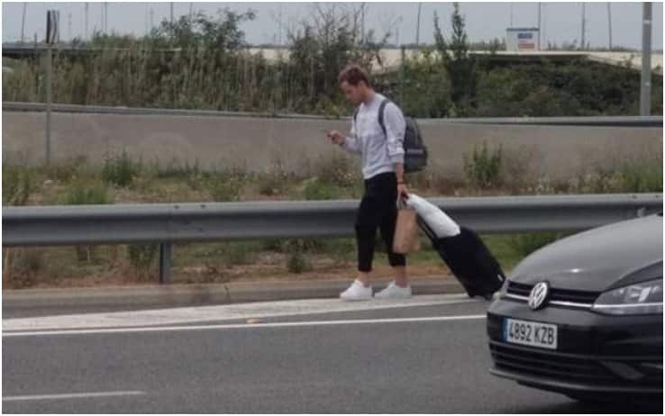 Rakitic torna a casa a piedi dall'aeroporto