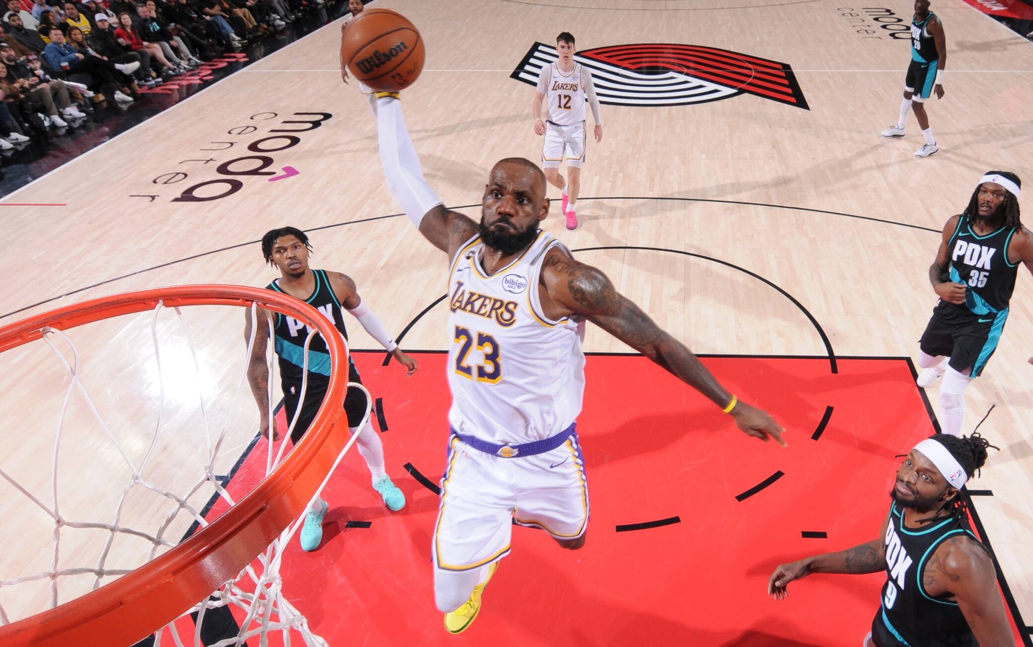 NBA, la schiacciata di LeBron James apre la top-5 della notte. VIDEO