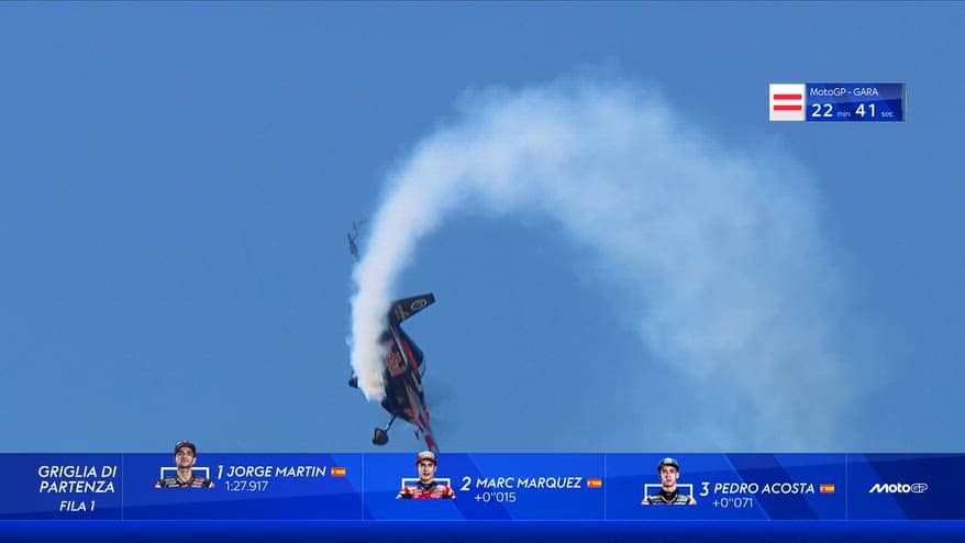 MotoGP, acrobazie aeree nel cielo di Spielberg prima del via