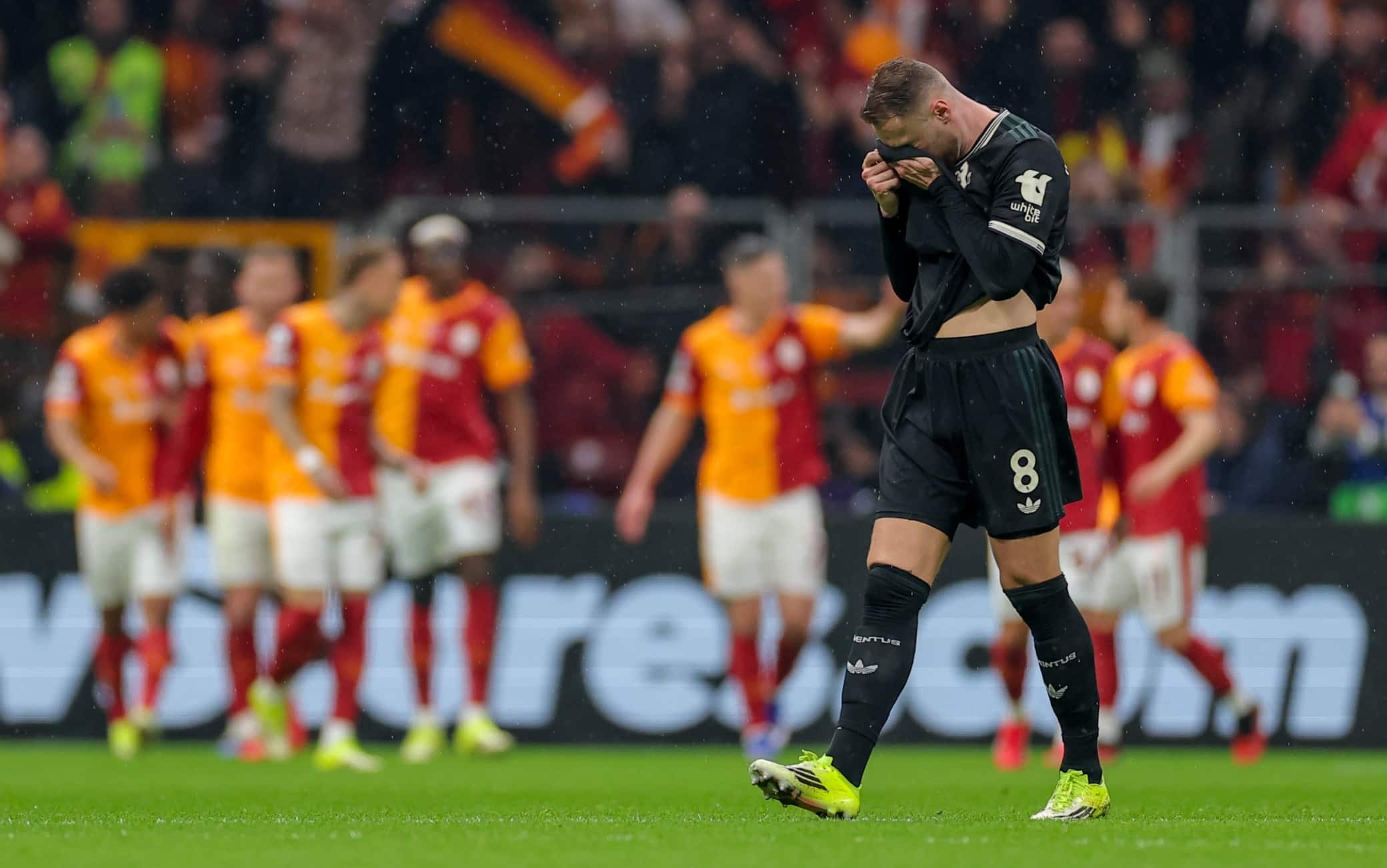 Partita da incubo per la Juve nell'andata del playoff di Champions: il Gala ne fa cinque. Subito avanti i padroni di casa, ma uno scatenato Koopmeiners ribalta tutto nel primo tempo, dove va ko Bremer. La ripresa è completamente diversa: Cabal sbaglia di tutto e si fa anche espellere. Doppietta dell'ex Napoli Lang, segnano anche Sanchez e Boey. Per conquistare gli ottavi, a Torino, servirà un'impresa