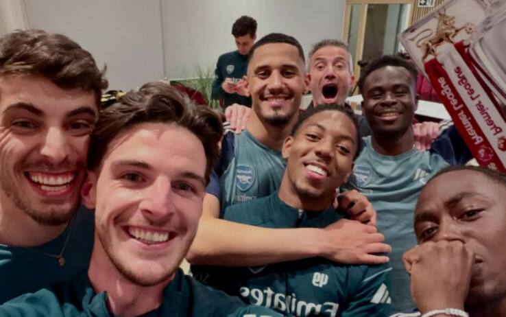 L'Arsenal si riunisce e festeggia anche sui social