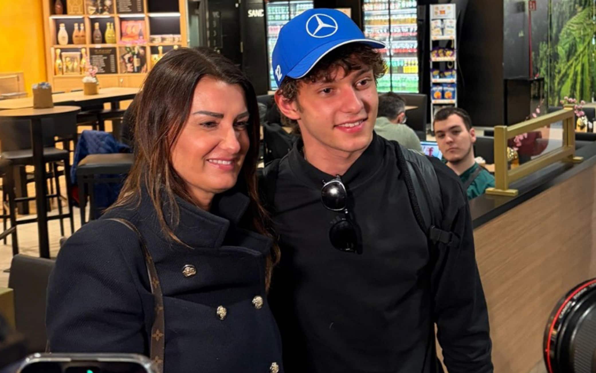 Kimi Antonelli torna a Bologna da vincitore: l'emozionante abbraccio con la mamma