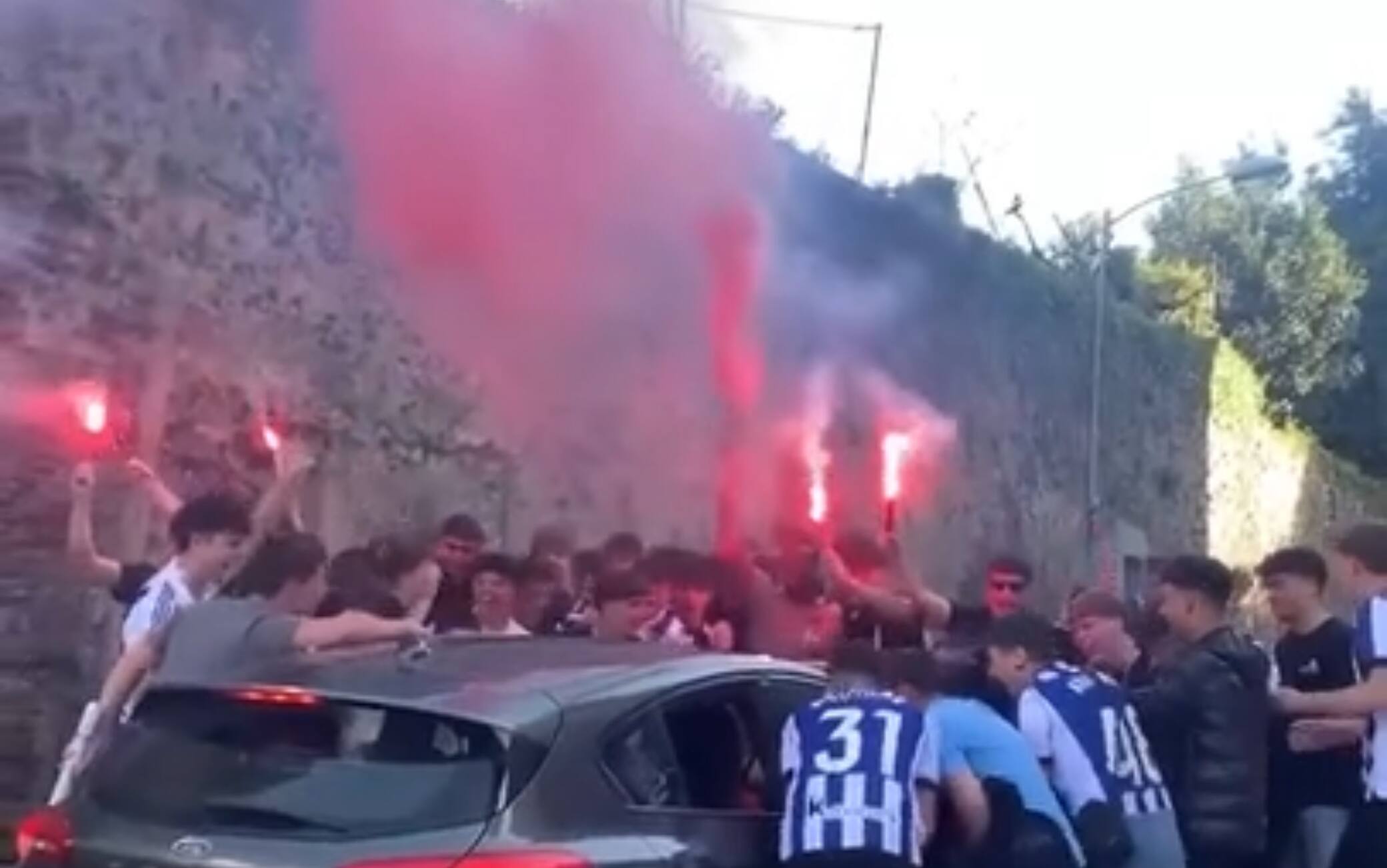 Debutta con la Real Sociedad, torna a casa e gli amici lo accolgono da 'eroe'. VIDEO