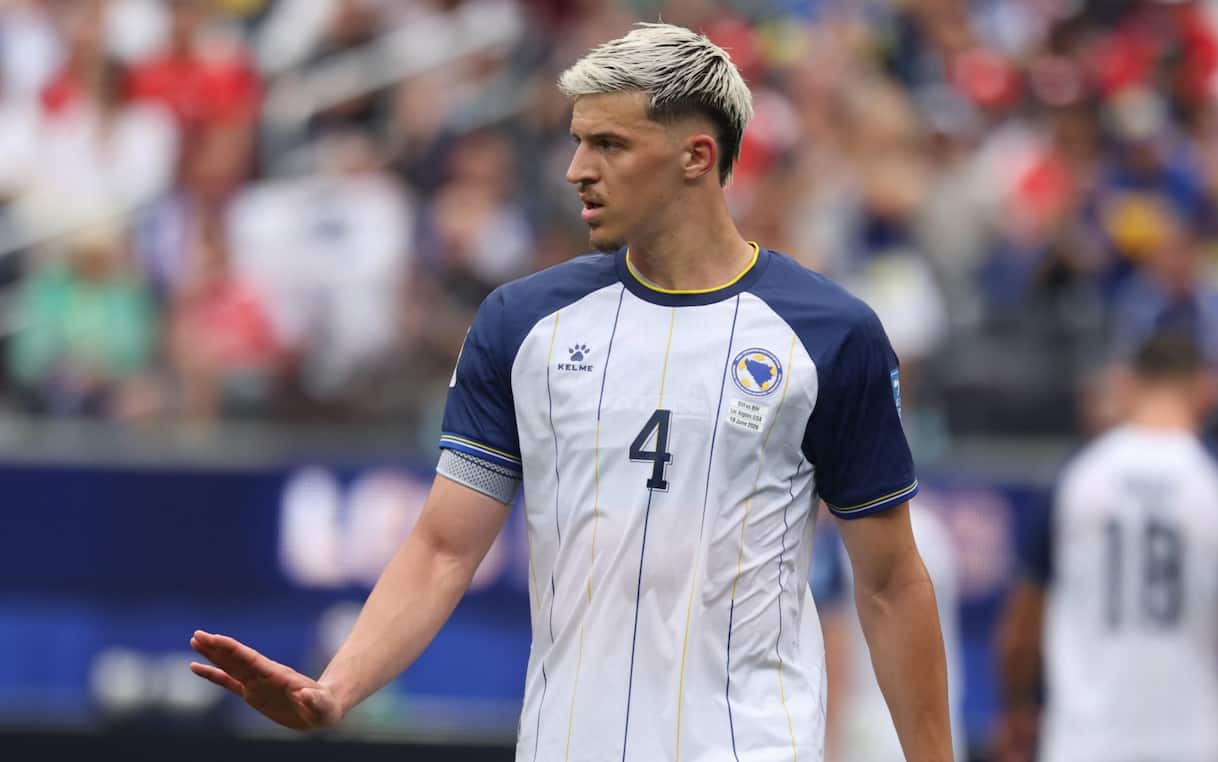https://sport.sky.it/assets/images/36f2a1f9d305c43b8620d1fa32e2d06213e09109/skysport/it/calcio/calciomercato/video/2026/07/12/calciomercato-juventus-muharemovic-tre-squadre-premier-1111568/muharemovic_bosnia_ansa.jpg?im=Resize,width=1218