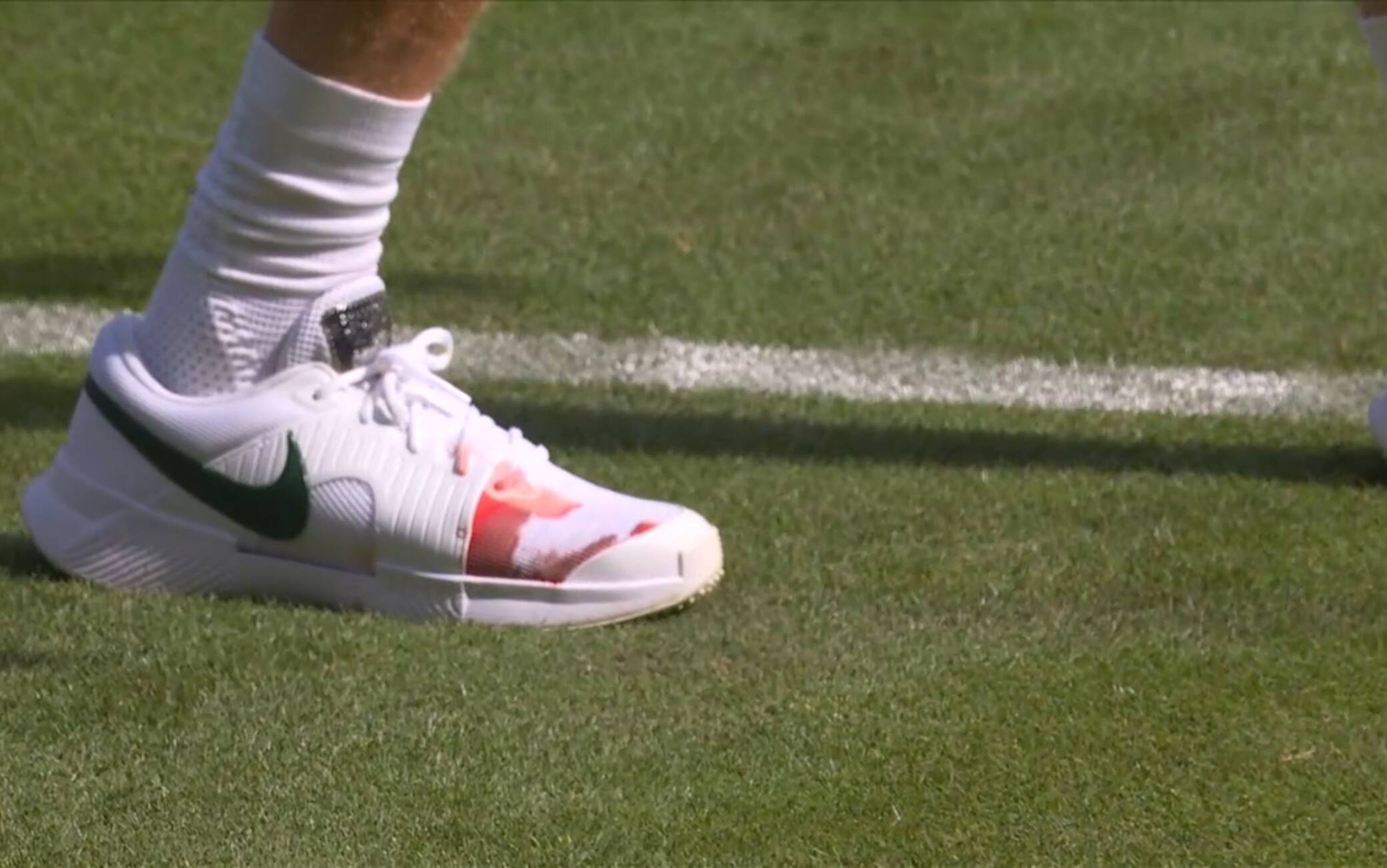 Sinner, sangue sulla scarpa a Wimbledon: "Solo un'unghia"