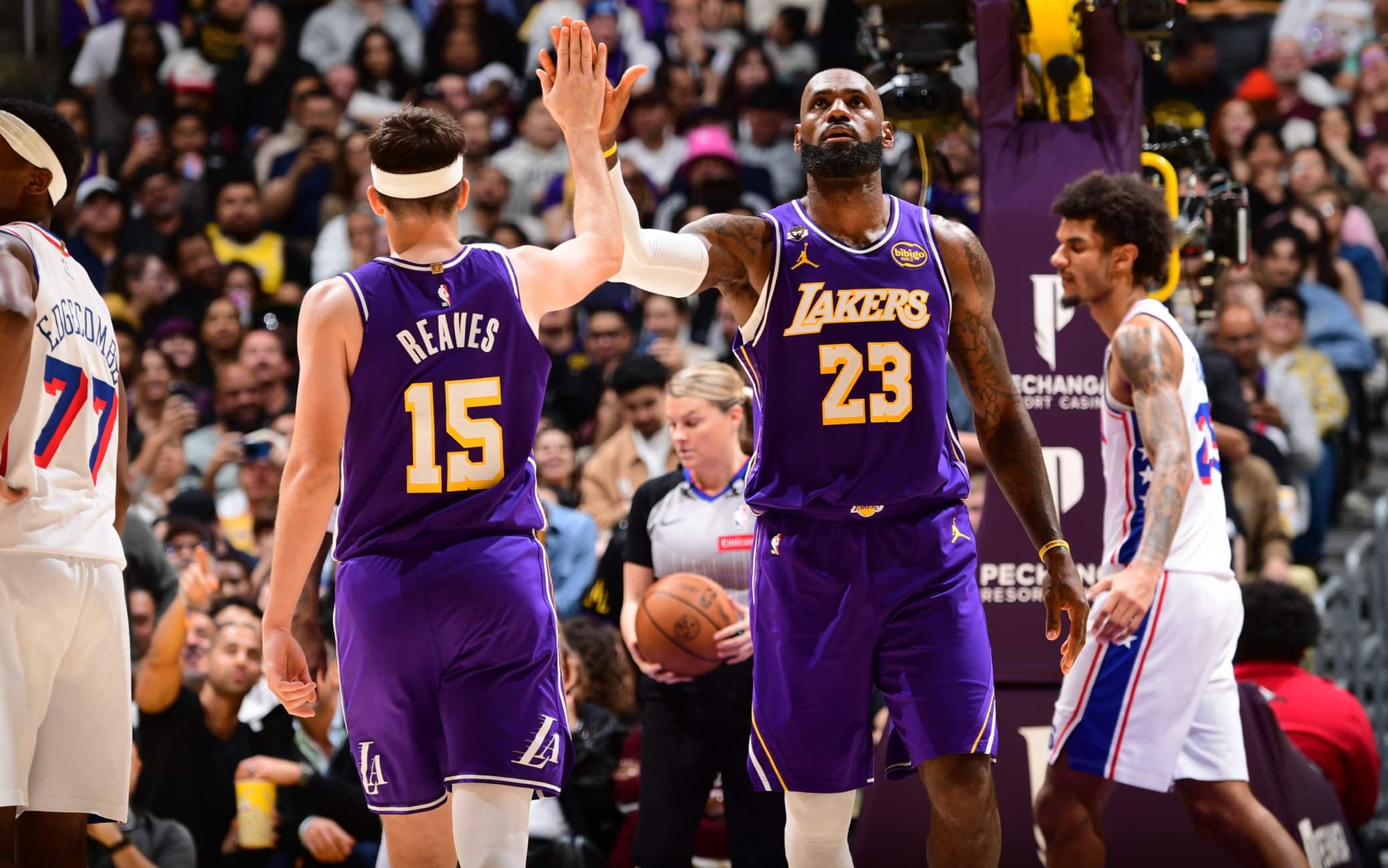 NBA, i risultati della notte: i Lakers battono i Sixers, passi falsi di Pistons e Rockets