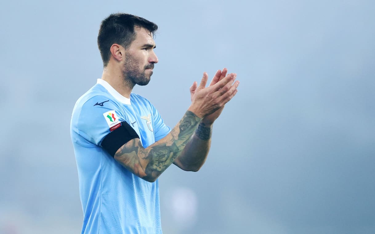 https://sport.sky.it/assets/images/381dd60eab0dad6d90d93277324906562b8a7892/skysport/it/calcio/calciomercato/2026/02/02/raiola-romagnoli-lazio-intervista/romagnoli_ANSA_applausi.jpg?im=Resize,width=1218
