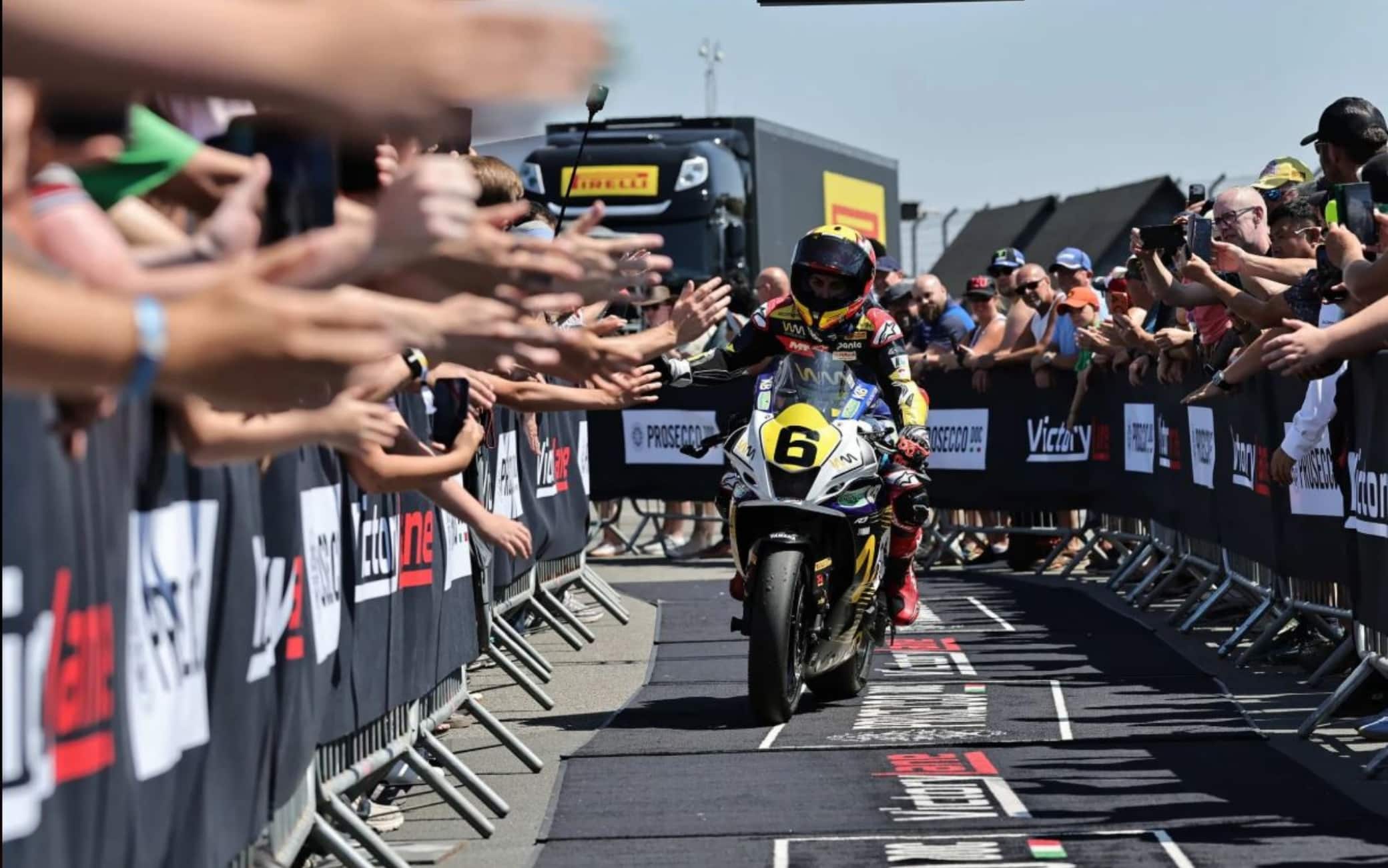 Herrera vince nel WorldWCR, ma manda a terra Neila; Booth-Amos fa sua Gara 1 Supersport