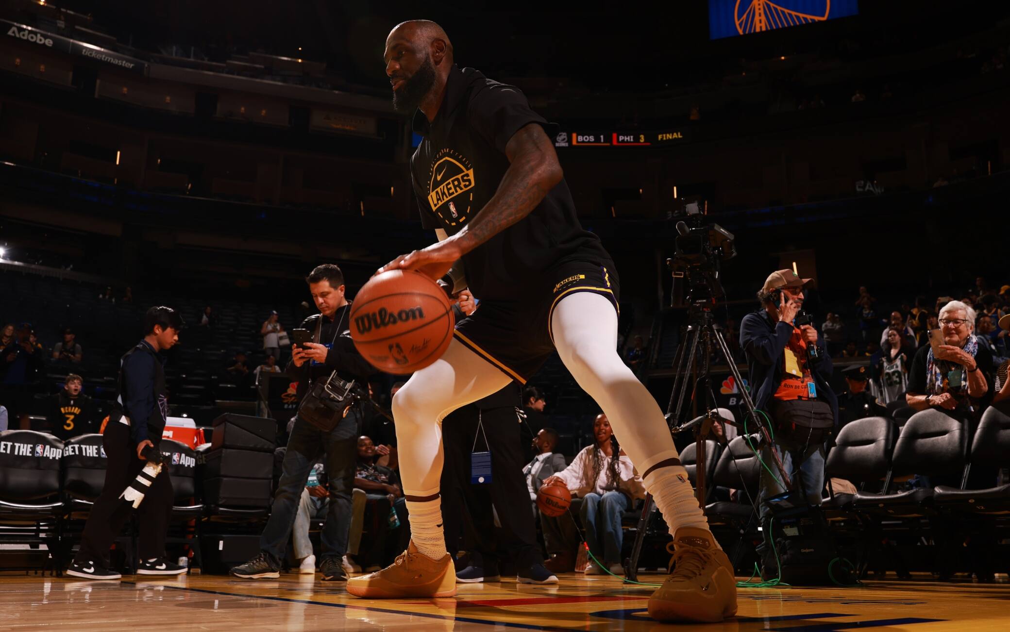 NBA, LeBron fa riscaldamento con la figlia Zhuri: "Ci ha portato fortuna"